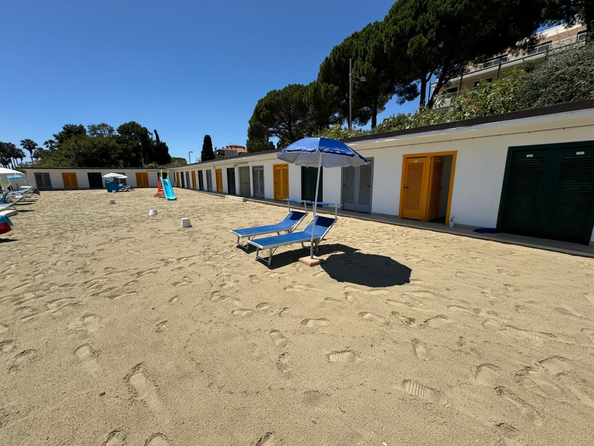 Tirrenia Beach House - Sea Front With Private Beach San Remo Exterior foto