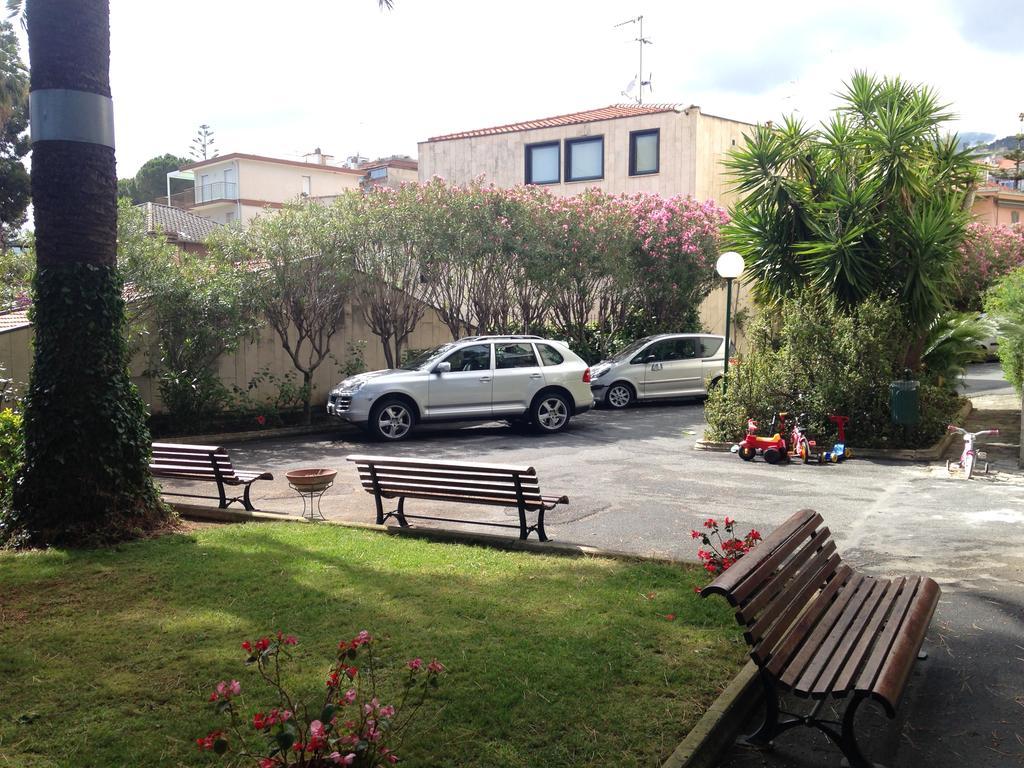 Tirrenia Beach House - Sea Front With Private Beach San Remo Exterior foto